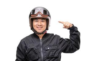 motociclista o pilota che indossa un casco vintage. concetto di campagna di guida sicura. girato in studio isolato su bianco foto