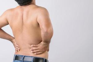 concetto di dolore corporeo. persone che usano la mano per toccare il suo corpo a causa di ferite o lesioni. per un uso sano. girato in studio isolato su grigio foto