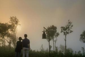 punto di vista della scena dell'alba a phu chi phor, distretto di khun yuam, provincia di maehongson, tailandia foto