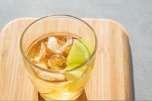 rum dorato con ghiaccio foto