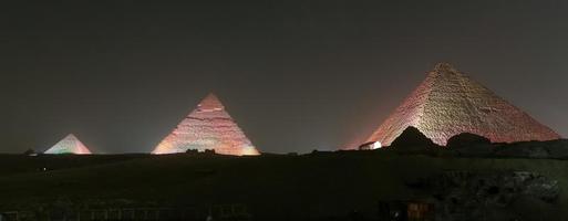 complesso piramidale di giza al cairo, egitto foto