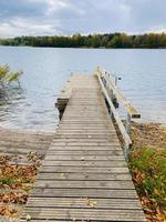 pontile in legno sul lago foto