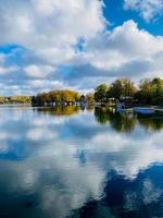 paesaggio autunnale con alberi, foresta e lago foto