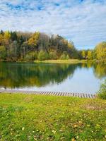 paesaggio autunnale con alberi, foresta e lago foto