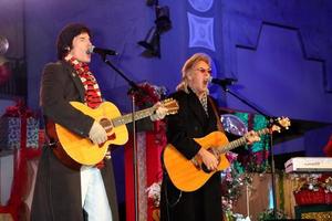 los angeles, 20 novembre - ronn moss, peter beckett, giocatore al concerto di illuminazione degli alberi di hollywood e highland 2010 a hollywood e highland center cour il 20 novembre 2010 a los angeles, ca foto