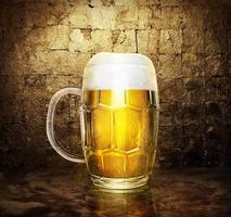 bicchiere di birra su sfondo di colore dorato scuro. rendering 3d foto
