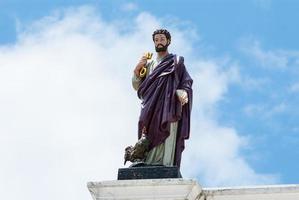 samut songkram, phetchaburi, thailandia, 2014-statua di st. peter alla chiesa cattolica, tailandia foto