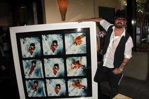 los angeles, 12 luglio - dave stewart al dave stewart - jumpin jack flash e la mostra fotografica suicida bionda presso la galleria dell'hotel morrison il 12 luglio 2013 a west hollywood, ca foto