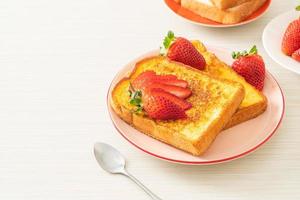 toast alla francese con fragole fresche foto