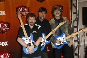 los angeles dec 5 - jeff cook, teddy gentry, randy owen dell'alabama nella sala stampa degli americani country awards 2011 al mgm grand garden arena il 5 dicembre 2011 a las vegas, nv foto