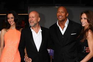 los angeles, 28 mar - emma heming, bruce willis, dwayne johnson, lauren hashian arriva al gi joe - rappresaglia la premiere al teatro cinese il 28 marzo 2013 a los angeles, ca foto