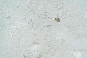 vecchio muro di vernice scrostata grigia foto