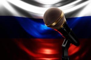 microfono sullo sfondo della bandiera nazionale della russia, illustrazione 3d realistica. premio musicale, karaoke, radio e apparecchiature audio per studi di registrazione foto