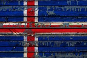 la bandiera nazionale dell'Islanda è dipinta su assi irregolari. simbolo del paese. foto