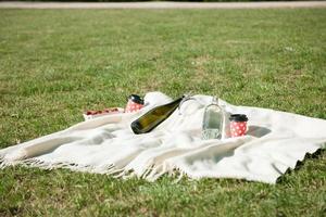 bottiglia di champagne sulla coperta foto