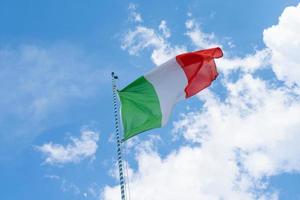 bandiera italiana che sventola nel vento foto