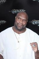 los angeles, 11 agosto - bob sapp arriva alla prima mondiale di conan il barbaro al cinema regale la live l'11 agosto 2011 a los angeles, ca foto