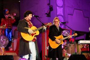 los angeles, 20 novembre - ronn moss, peter beckett, giocatore al concerto di illuminazione degli alberi di hollywood e highland 2010 a hollywood e highland center cour il 20 novembre 2010 a los angeles, ca foto