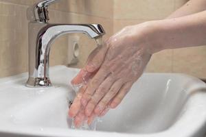 igiene. lavarsi le mani. lavarsi le mani con acqua pulita. mano di donna. proteggiti dalla pandemia del coronavirus covid-19. foto ravvicinata