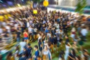 sfocatura del raggio di movimento sulle persone che si sono unite al concerto all'aperto durante la notte. foto