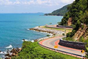 autostrada costiera con mare e cielo, chalerm burapha chonlathit, chanthaburi, tailandia foto