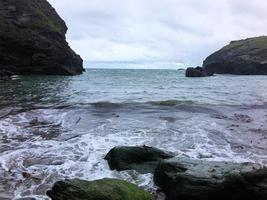 una veduta di tintagel in Cornovaglia sulla costa foto