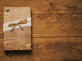 una confezione regalo posta su un vecchio legno. foto