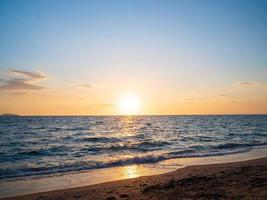 paesaggio punto di vista panorama estate mare vento onda fresco feria calma costiero tramonto cielo accendere arancia d'oro sera giorno guarda calma carattere tropicale bello mare acqua viaggiare bangsaen spiaggia thailandia foto