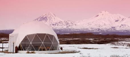 casa glamping e vulcano, paesaggio rurale, tende nella penisola di Kamchatka. messa a fuoco selettiva. foto