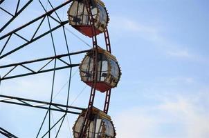 parte della ruota panoramica contro il cielo blu. attrazione. sfondo geometrico foto