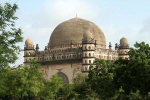 gol gumbaz in mezzo al verde foto