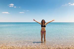 la ragazza sta prendendo il sole sulla spiaggia foto