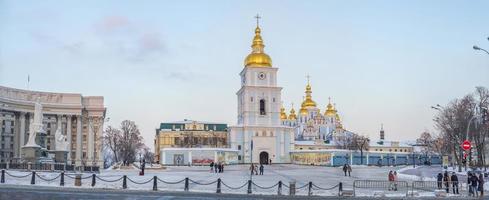 vista tramonto invernale di st. la cattedrale e il ministero degli affari esteri di michael a kiev, ucraina foto