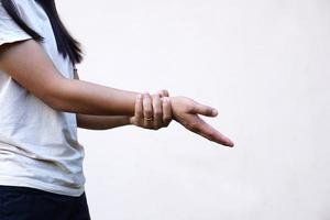 le donne asiatiche hanno debolezza muscolare della mano. foto