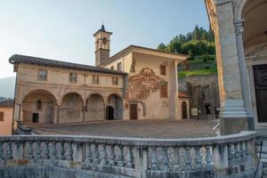 clusone bergamo italia 4 settembre 2020-affreschi dipinti da clusonese foto