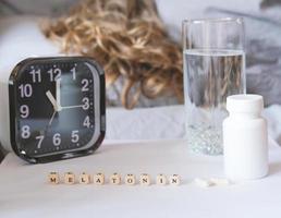 bella donna dai capelli ricci sdraiata a letto. concetto di sonno sano. foto