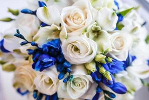 bellissimo bouquet da sposa di rose bianche e blu foto
