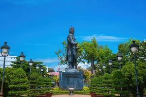 statua di tran hung dao nella città di vung tau in vietnam. monumento del capo militare su sfondo blu cielo foto