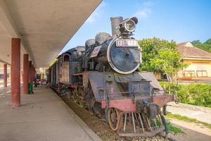 l'antica stazione ferroviaria è un posto famoso, destinazione storica per il viaggiatore, turista di trasporto del treno antico dell'architettura francese da visitare a da lat, vietnam foto