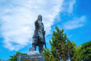 statua di tran hung dao nella città di vung tau in vietnam. monumento del capo militare su sfondo blu cielo foto