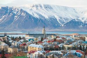 vista panoramica di Reykjavik, la capitale dell'Islanda nella tarda stagione invernale. reykjavik è una delle città più dinamiche e interessanti d'Europa. foto