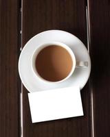 tazza di caffè con carta di nome vuota