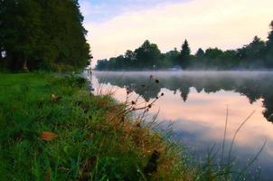 un'alba all'alba, con nebbia sul fiume e atmosfera di luce calda. colpo di paesaggio foto