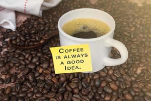 citazione motivazionale con caffè su fondo di legno. il caffè è sempre una buona idea. foto