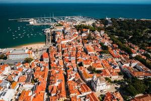 veduta aerea del centro storico di cascais, portogallo vicino al mare foto