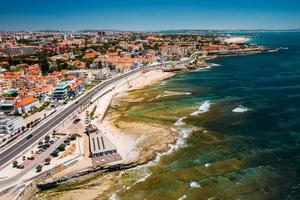 vista aerea del drone del viale marginale e della costa con il distretto della parata nella grande lisbona, in portogallo foto