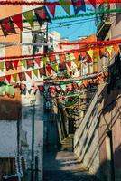 tipiche decorazioni per feste di strada portoghesi nel quartiere di mouraria durante le feste popolari dei santi foto