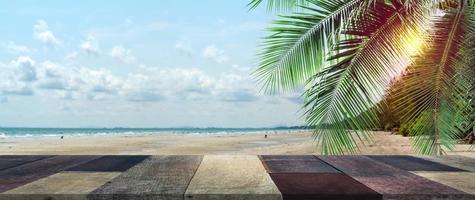 lungo tavolo in legno con sfondo sfocato paesaggio spiaggia foto