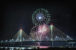4 luglio fuochi d'artificio per la celebrazione dell'indipendenza degli Stati Uniti sulla sommità del ponte di Clark al confine tra Missouri e Illinois, Stati Uniti foto