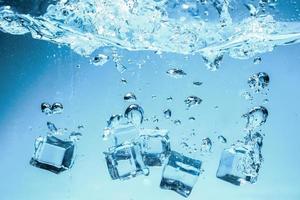 immagine di sfondo astratto di cubetti di ghiaccio in acqua blu. foto